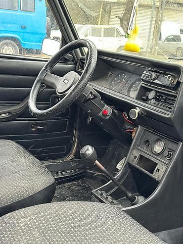 planeta 5: VAZ 2107 sedan – ağ rəng, 4 qapı, arxa ötürücülü klassik model — 7