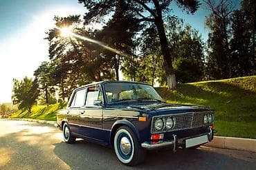 Klassik sovet sedanı – 4 qapılı, arxaötürücülü model. Dərin tünd mavi