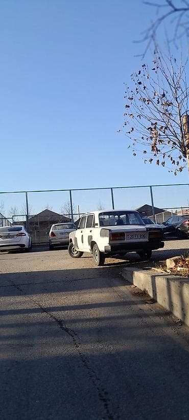 VAZ 2107 sedan - Kuzov: klassik sedan, ağ rəng üzərində qara/boz