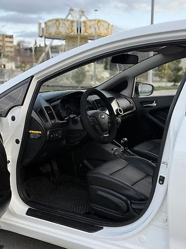 190 maşın: Kia Cerato sedan – ağ rəng, aerodinamik korpuslu, şəhər və magistral — 6