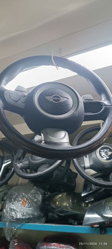 w202 sukan: MINI markalı, dəri örtüklü sükan. Funksional düymələri və erqonomik — 1