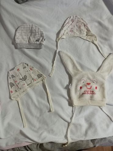 Uşaq papaqları dəsti - 4 ədəd körpə papağı. - Modeller: • Açıq boz-ağ lalafo.az -da Uşaq papaqları dəsti - 4 ədəd körpə papağı. - Modeller: • Açıq boz-ağ