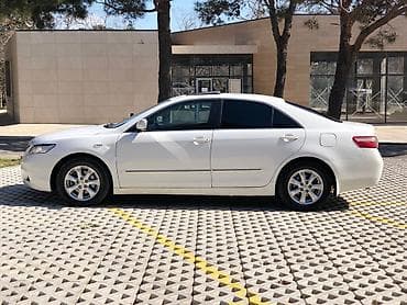 oka satisi: Toyota Camry (XV40) – ağ rəngli sedan. Xarici xüsusiyyətlər: - GLX — 4