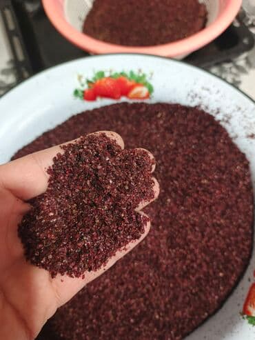 tek matraslar: Məhsul: üyüdülmüş sumaq (quru sumaq dənəsi) Təsvir: - Təbii şəkildə — 1