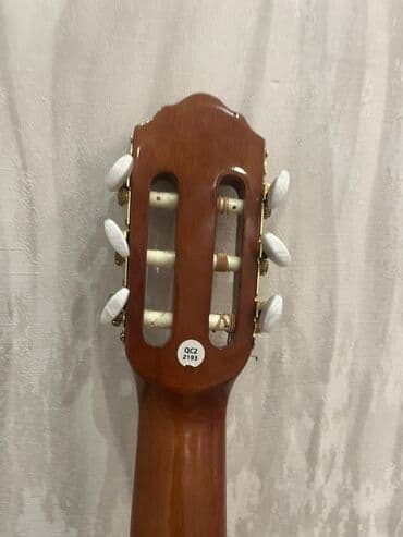 akustik gitara simi: Klassik/akustik gitara – cutaway (yuxarı deşikli) korpuslu model — 10