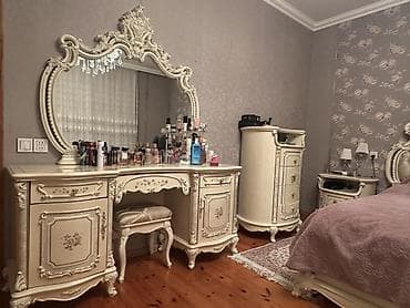 açılan divanlar: Klassik üslubda qonaq otağı mebel dəsti Tərkibi: - 2 qapılı şüşə — 8