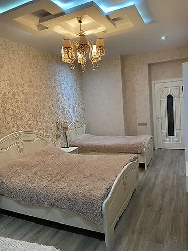 carpayı divan: Təsvir: - Zal: Zərif kristal çilçıraq, dairəvi-naxışlı alçıpan tavan — 5