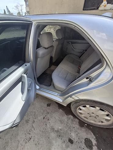 06 maşını: Mercedes-Benz 240: 2.4 l | 1997 il Sedan — 8