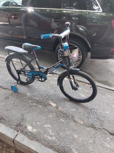 руль для велосипеда: Ön səbəti olan qara və mavi rəngli uşaq velosipedi. Velosipeddə mavi — 2