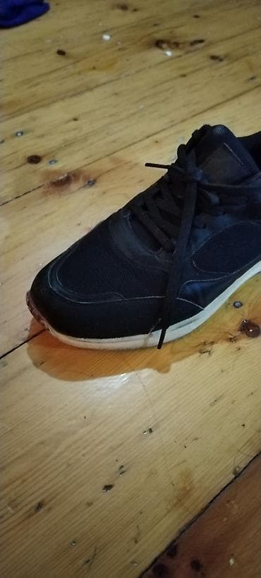 Qara sport ayaqqabısı - Rəng: tam qara, ağ-krem altlıq - Üst lalafo.az -da Qara sport ayaqqabısı - Rəng: tam qara, ağ-krem altlıq - Üst