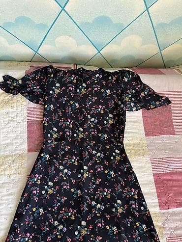 Qısa qollu çiçək naxışlı qadın paltarı - Rəng: tünd (qara) fon — 2