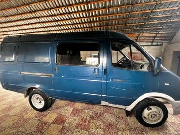 disk ve tekerler: Göy rəngli GAZelle mikroavtobus geniş yükdaşıma imkanları təklif edir — 2