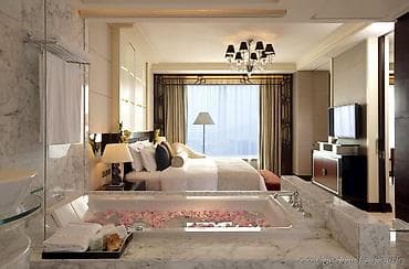 a frame ev: Lüks otel nömrəsi – geniş, işıqlı və zövqlə dizayn edilmiş suit - — 1