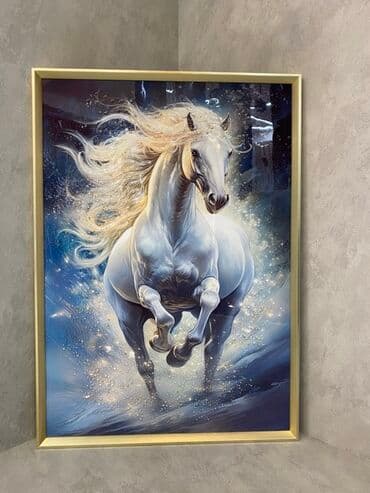 saat şəkilləri: Qızılı çərçivəyə salınmış, ağ atın dekorativ elementlərlə bəzədilmiş — 1