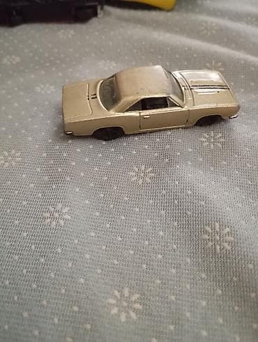 Kolleksiya üçün metaldan hazırlanmış kiçik miqyaslı oyuncaq avtomobil