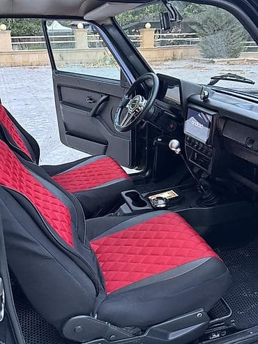 LADA Niva 4x4, qara rəng - Ban növü: 3 qapılı SUV - Tam ötürücü 4x4 - — 6