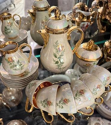 e herfi şekilleri: Vitrinli qab-dadya dolabı və içində klassik kolleksiya qablar dəsti — 6