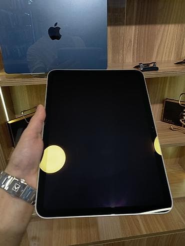 ses aparati: Apple iPad air 11– gümüş rəngli, yastı alüminium korpuslu, nazik və — 6