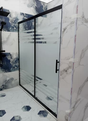 Çanaq üçün kranlar: Qara çərçivəli, buzlu şüşəli duş kabinəsi. Sürüşən qapıları olan bu — 1