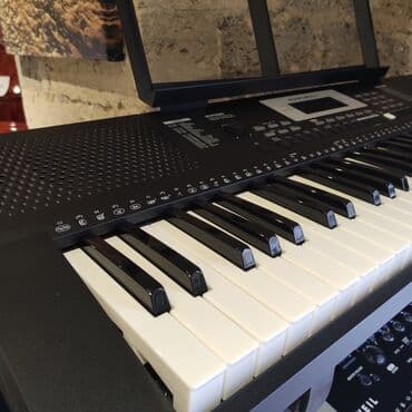 sintezator stoykası: Sintezator Kurzweil KP90L Polifoniya:32 Klavişlər:61 Səslər:580 — 2