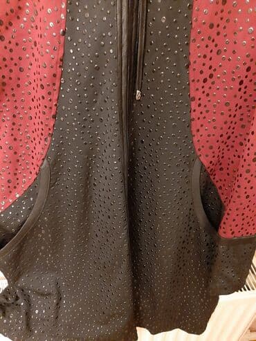 qadınlar üçün xəz palto: Qara-bordo rəngli qadın plaşı,təzədi,razmer XL,kapşonu var,arxasında — 4