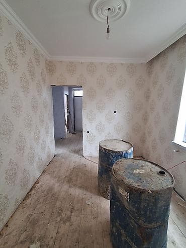 berdede ev alqi satqisi: Satılır: həyət evi Ümumi təsvir: - Bir mərtəbəli həyət evi, girişdə — 5