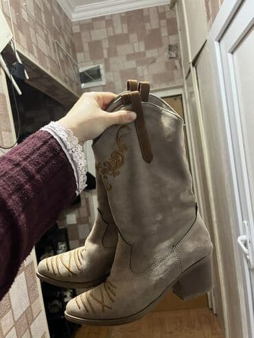 Tərliklər: Qadın kovboy üslubunda çəkmələr - Rəng: açıq bej/taupe - Material — 1