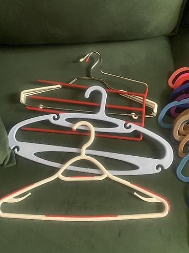 asılqanlar: 24 edetdir - Material: metal, plastik və məxməri örtüklü asılqanlar — 3