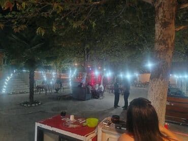 ламбир на потолок: Açıq hava kafe/çay bağı - Geniş, ağacların kölgəsində rahat həyət — 2