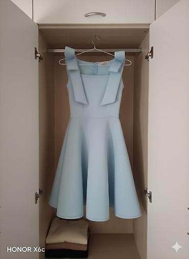 Zərif açıq mavi rəngdə qolsuz qadın donu. Xüsusiyyətlər: - Model