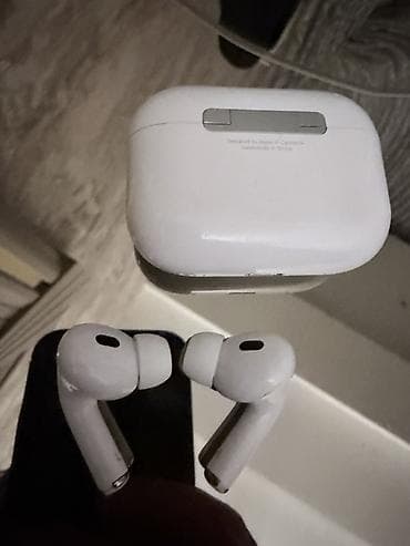 Apple AirPods Pro (MagSafe şarj qutusu ilə) Qulaqləqlar şarj olunur.