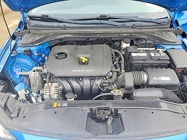 Hyundai: Hyundai Elantra sedan, mavi rəng. - Korpus: 4 qapılı, aerodinamik — 9