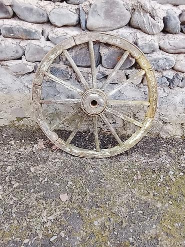 Taxta araba təkəri - Material: kəsikli möhkəm ağac, mərkəzdə metal