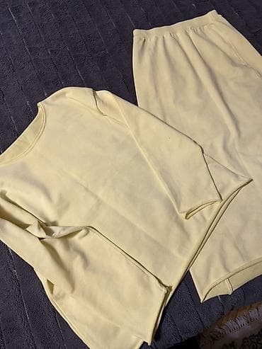 kostuyum: Açıq sarı rəngdə iki hissəli dəst: - Uzunqollu, dairəvi yaxalı — 1