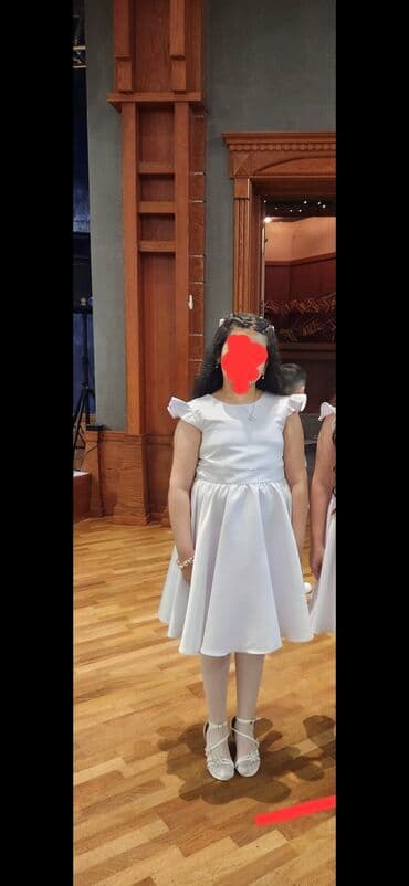 Bu zərif qadın kokteyl donu parlaq qırmızı rəngdə və axıcı parça ilə