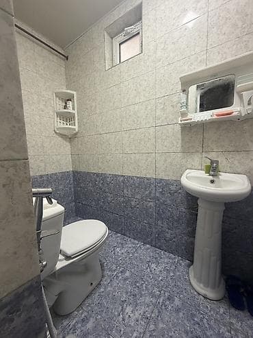 1 hektar nece sotdur: 2 otaqlı, tam eşyalı evdir. İstilik sistemi kombidi.wıfısı var, heyetı — 2