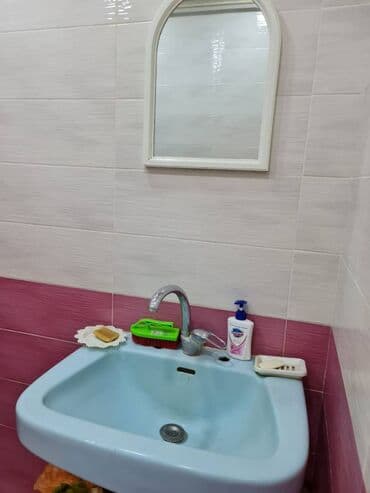 kirayə ucuz ev: 7ci mikrorayonda. 5/5, orta təmirli bütün əşyaları ilə 2 otaq, YALNIZ — 14