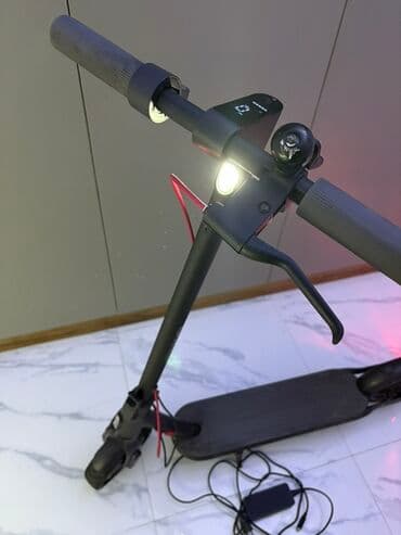 qruz nə deməkdir: Elektrik skuter - Şəhər üçün yığcam və yüngül gövdə, qara rəng - — 4