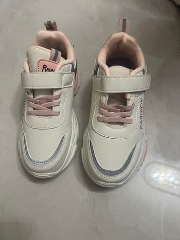 фирменная детская обувь: Qiz usagi ucun krosofka razmer 33 Turkyeden gelib Tezedir — 1