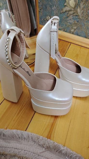 Ölçü: 37, rəng - Ağ, Yeni