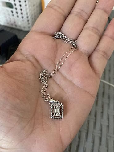 Gümüş rəngli zərif boyunbağı – qutu ilə - Zəncir: incə, parlaq gümüş