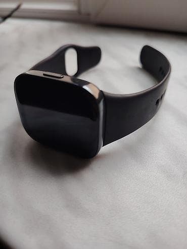 Qara rəngli ağıllı saat, geniş kvadrat formalı sensor ekran və yumşaq