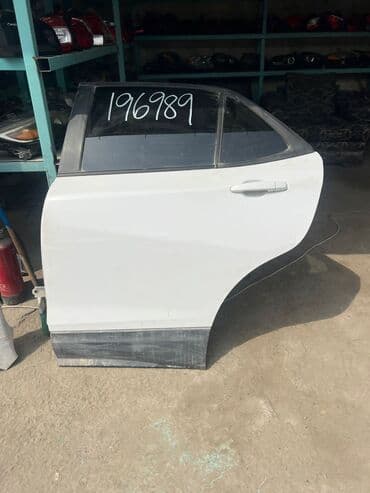 белый стол на кухню: Ağ rəngli Chevrolet avtomobilin arxa bamperi və sol arxa qapısı. Bu — 4