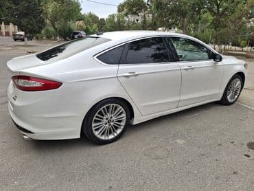 qubada ucuz avtomabiller: Ağ rəngdə Ford Fusion sedanı. Bu avtomobilin salonda rahat — 1