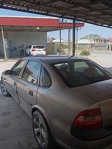 opel vectra b: Opel Vectra: 1.8 l | 1997 il 600560 km Sedan — 8