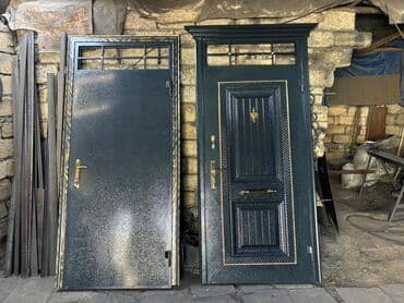 pəncərə qapi: Naxışlı qızılı haşiyəli, qara rəngli metal giriş qapısı. Qapının üst — 2