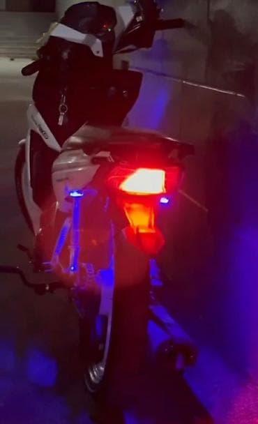 mopet 49cc: Sport üslubunda şəhər skuter/moped - Agressiv dizaynlı ağ-qara kuzov — 3