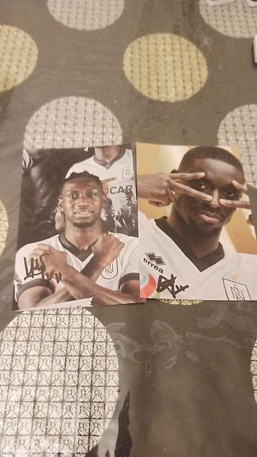 bas gitara: Neftçinin Futbolçuları Moustafa Seck və Bassalu Sambou imzas satılır — 1