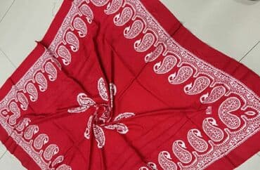 женские красные шарфы: Kəlağayılar. Bu kəlağayıların içi boş K hərfi ilə yazılıdı. Materialı — 17