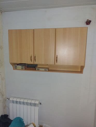 metbex mebli: Taxtadan hazırlanmış, yuxarı hissəsində qapıları şüşəli olan mətbəx — 2